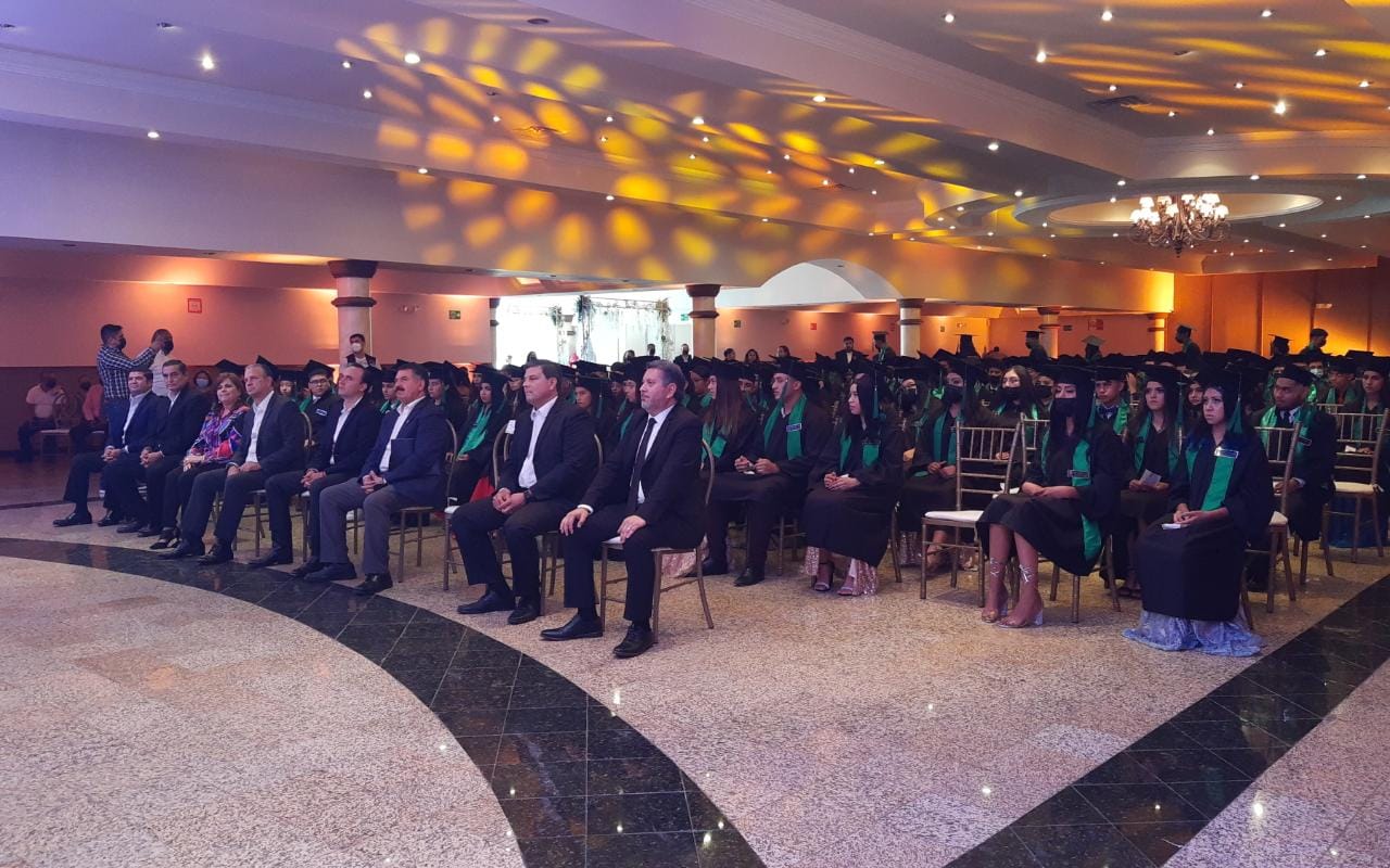 Se gradúan 320 alumnos del Conalep, Manolo Jiménez apadrina generación