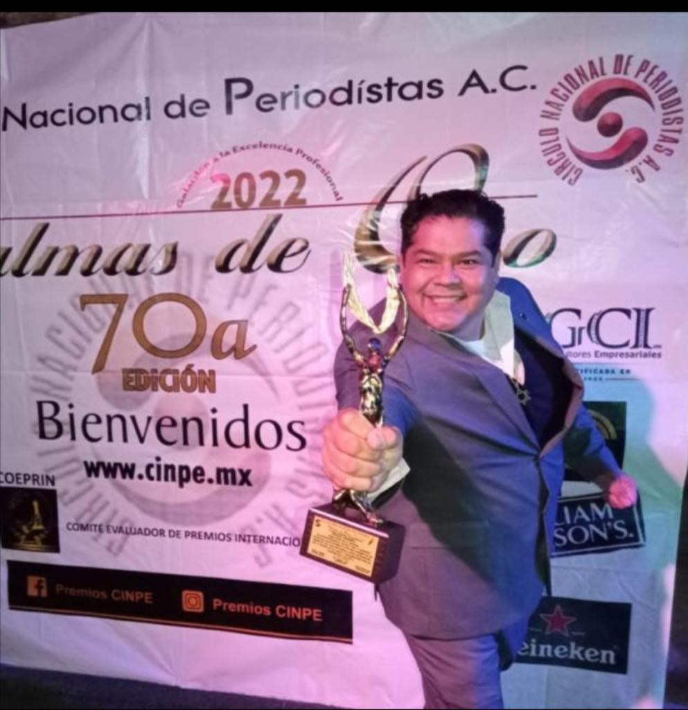Recibe el cantante coahuilense Hugo Daniel “Las Palmas de Oro”