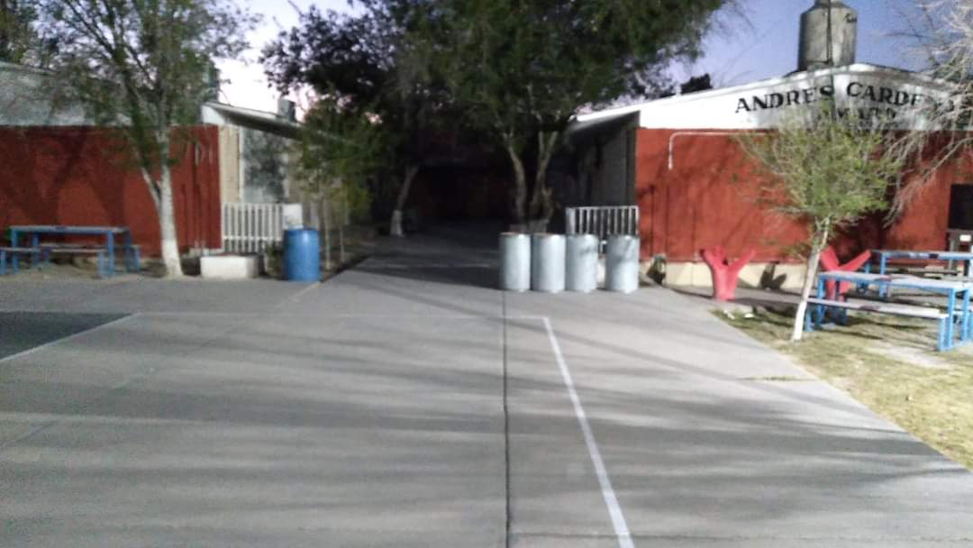 Olvida madre a su hijo en escuela y exhiben el caso en redes