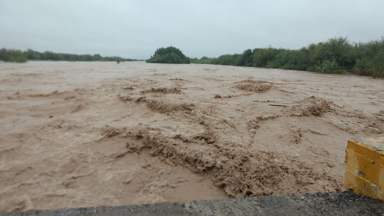 Evacuan comunidades por incremento del caudal en río Aguanaval