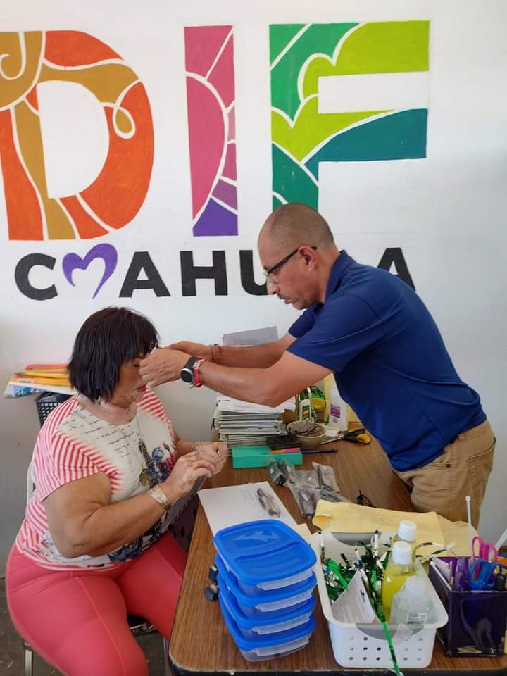 Entregó DIF Coahuila lentes a abuelitos de Acuña