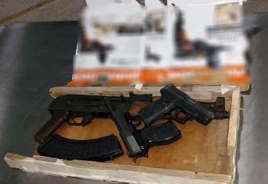 Detienen a hombre de San Luis Potosí con arsenal en el puente internacional