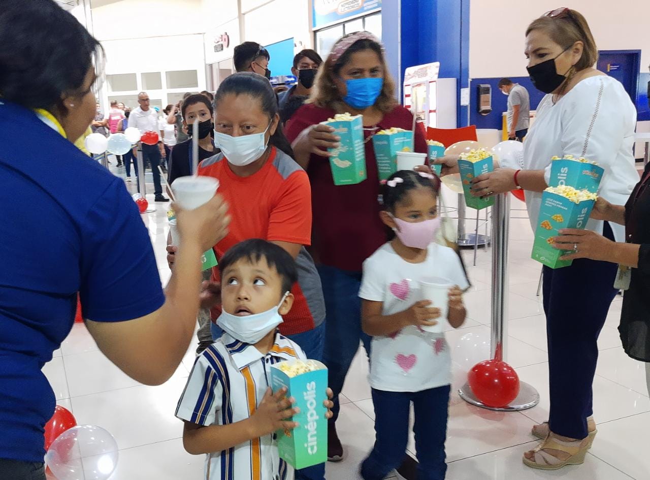 Asisten familias al cine, invitados por Fundación Cinépolis