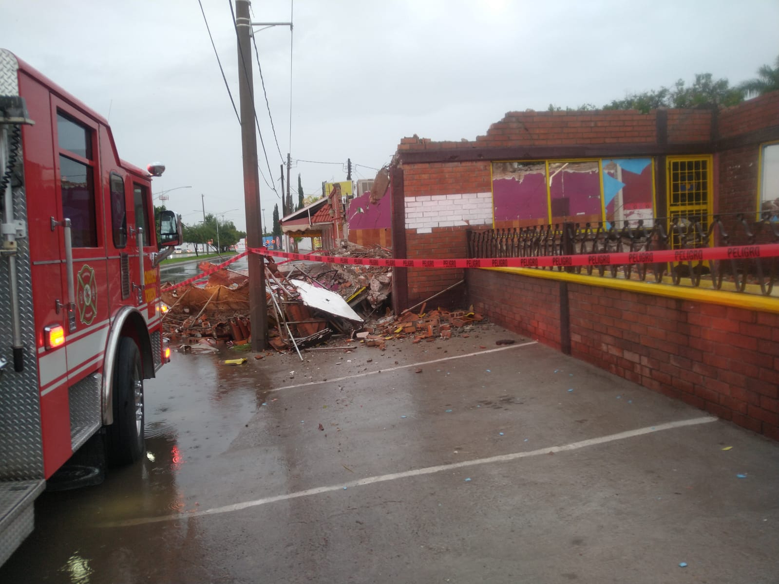 Se derrumba local abandonado en Torreón