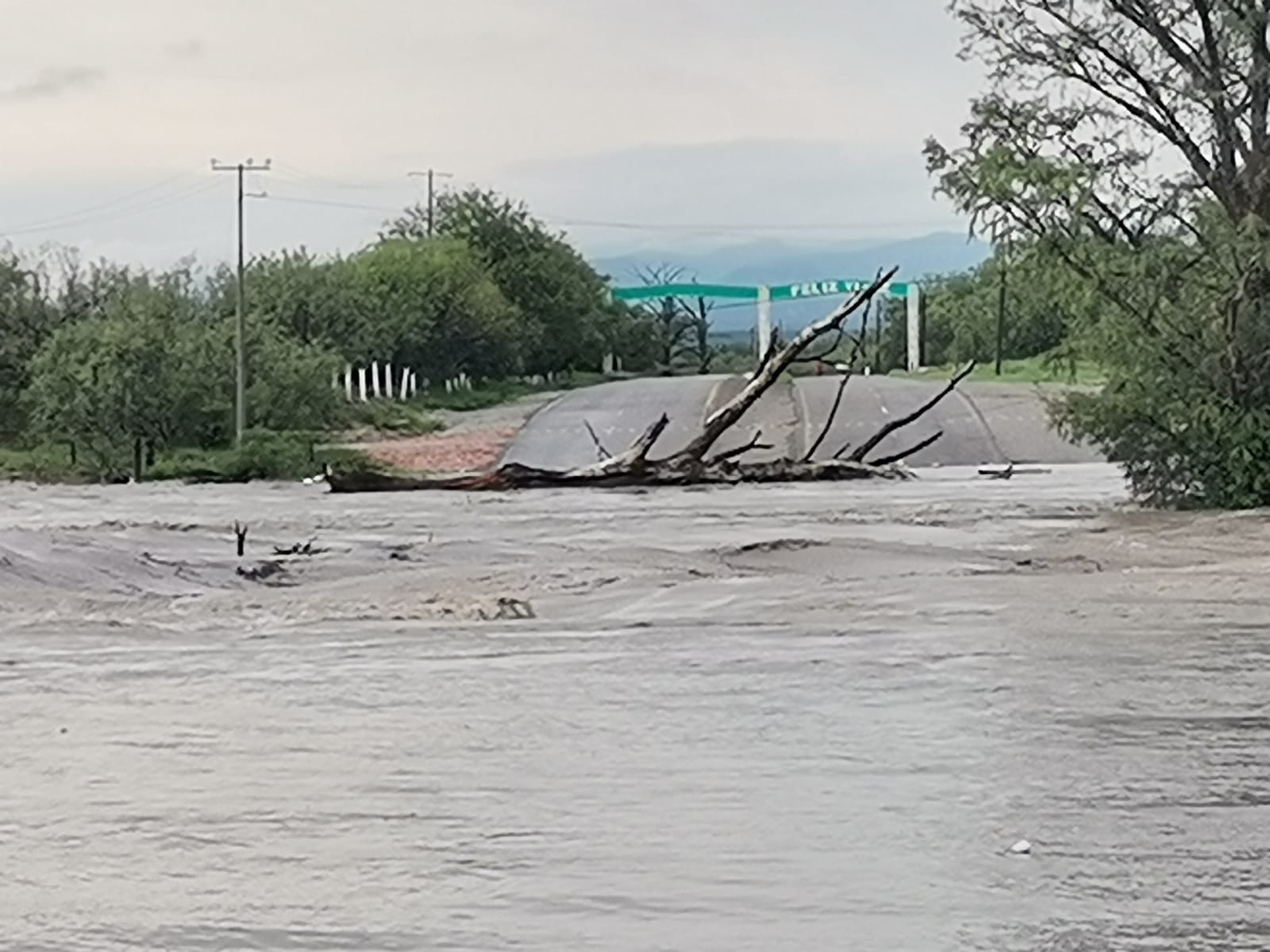 Se desbordó río Sabinas en la carretera estatal número 20 se cerró tramo carretero