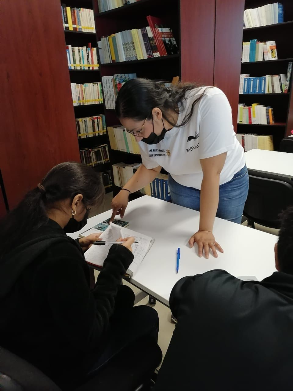 Asisten alumnos a visitas guiadas en Infoteca