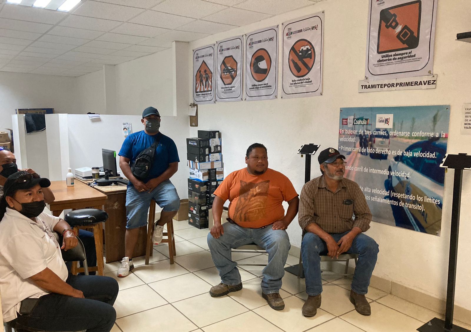 Más de 300 taxistas de Piedras Negras y Nava reciben capacitación en educación vial