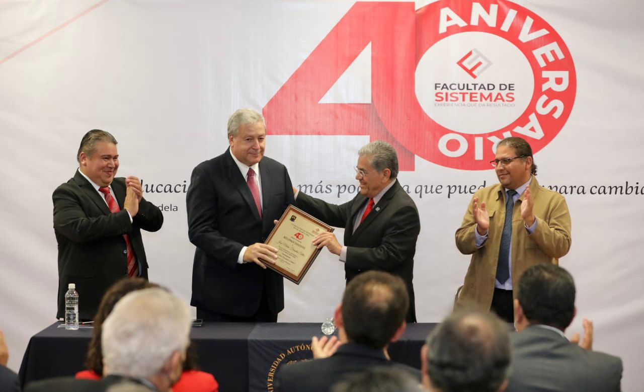 Reconoce la Facultad de Sistemas a Chema Fraustro