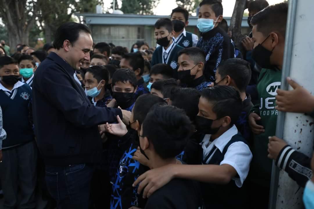 Lleva Manolo mejoras a planteles educativos