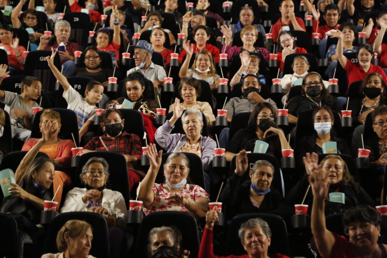 Llevan DIF y Mejora Coahuila a niños y adultos mayores al cine