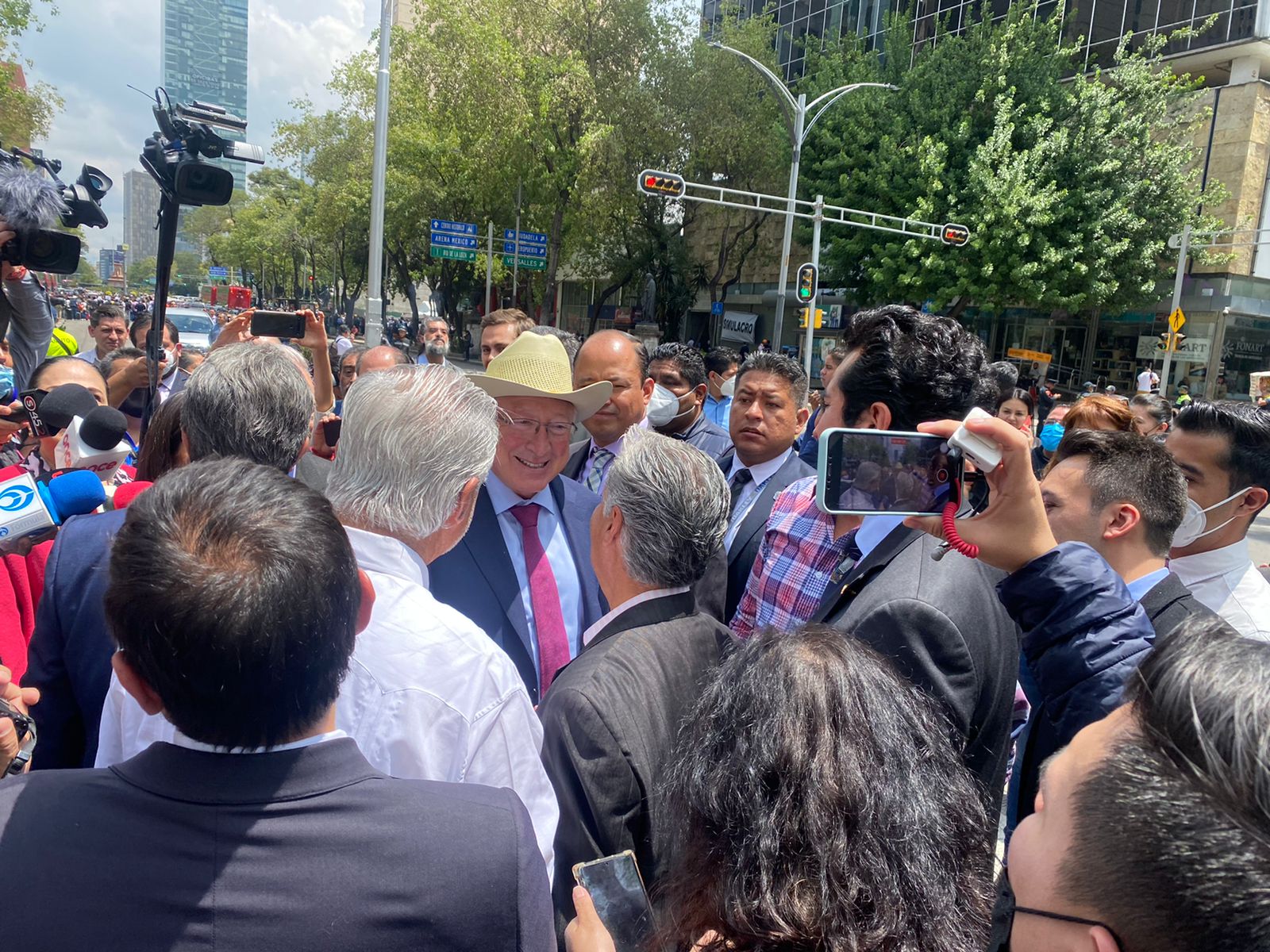 Evacuan a Embajador de EU en México por temblor