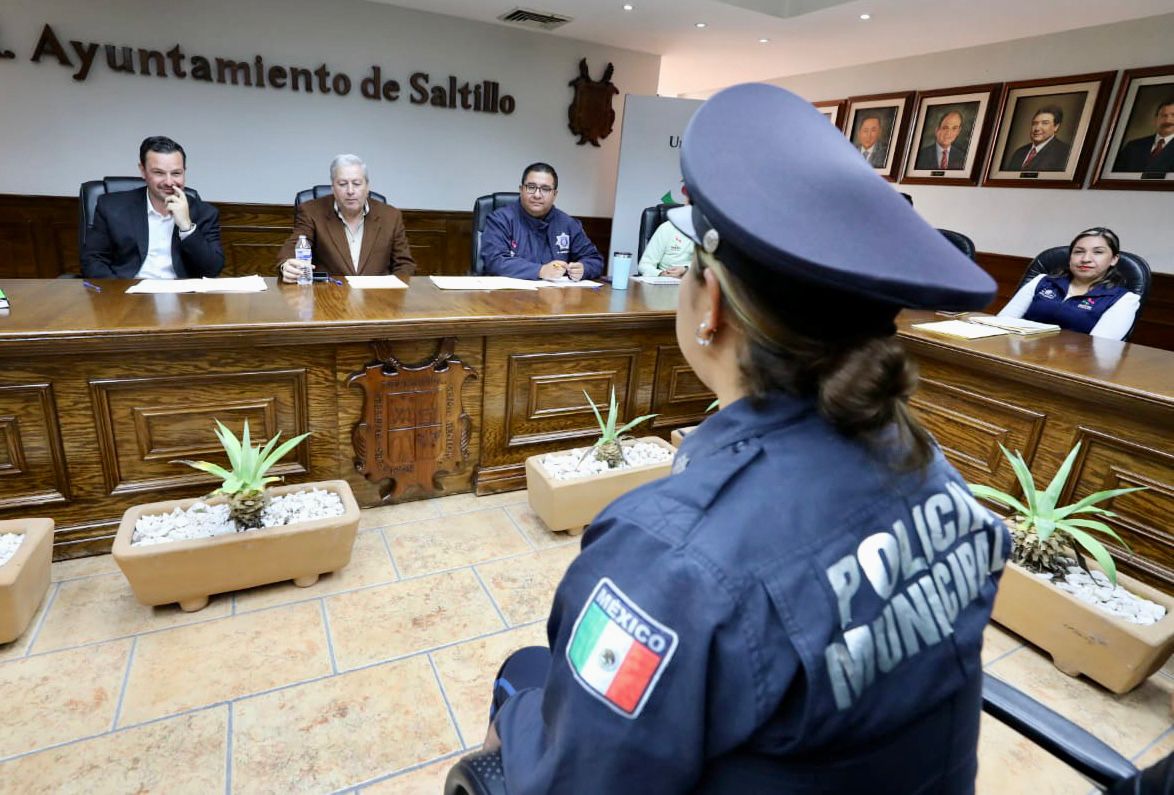 Participa Alcalde en entrevistas a policías para promoción de grados
