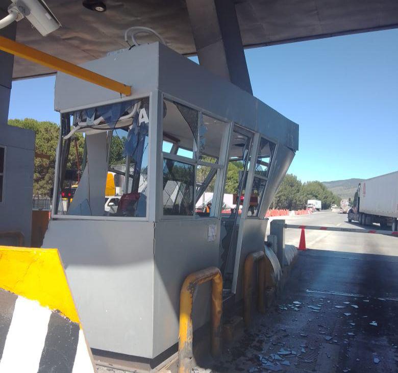 Se lleva -otra vez- camión de encuentro caseta en Los Chorros
