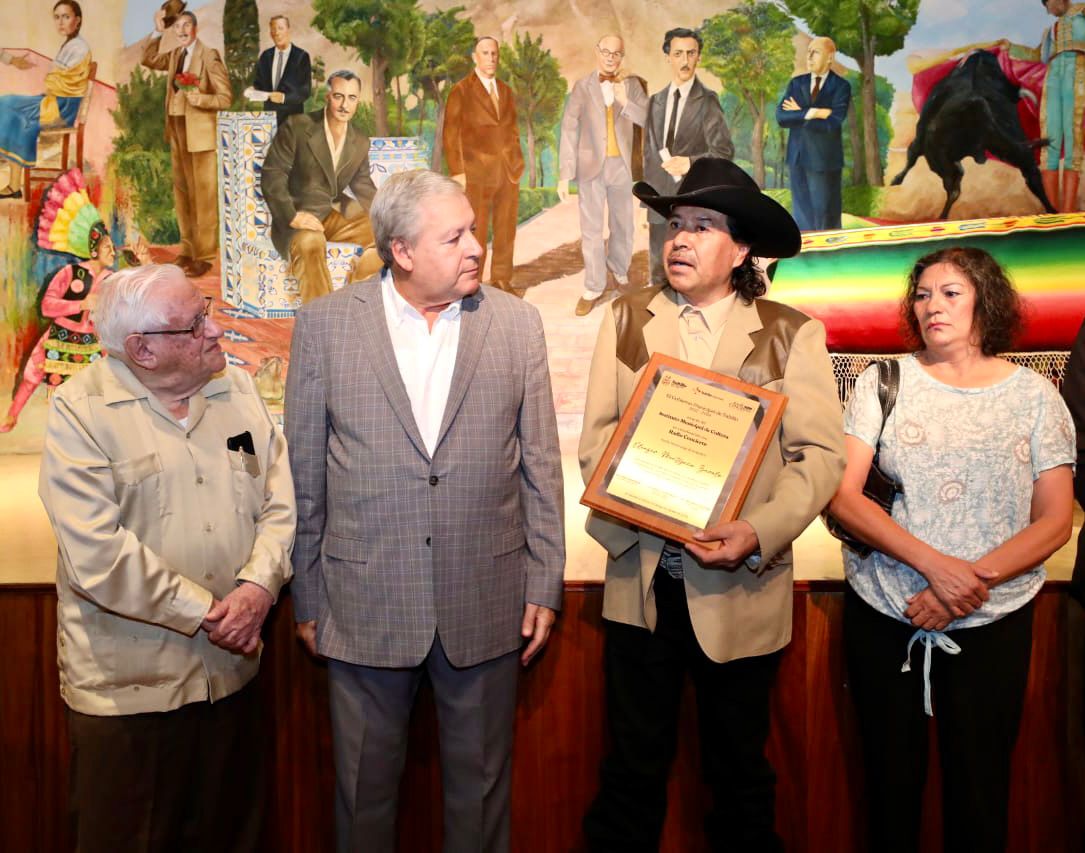 Reconocen Chema Fraustro y Catón a “Profetas en su tierra”