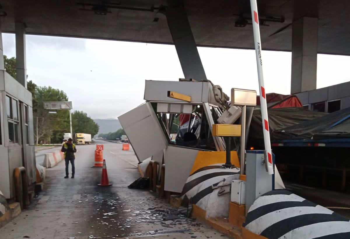 Derriba tráiler caseta de cobro en Los Chorros; no hay lesionados