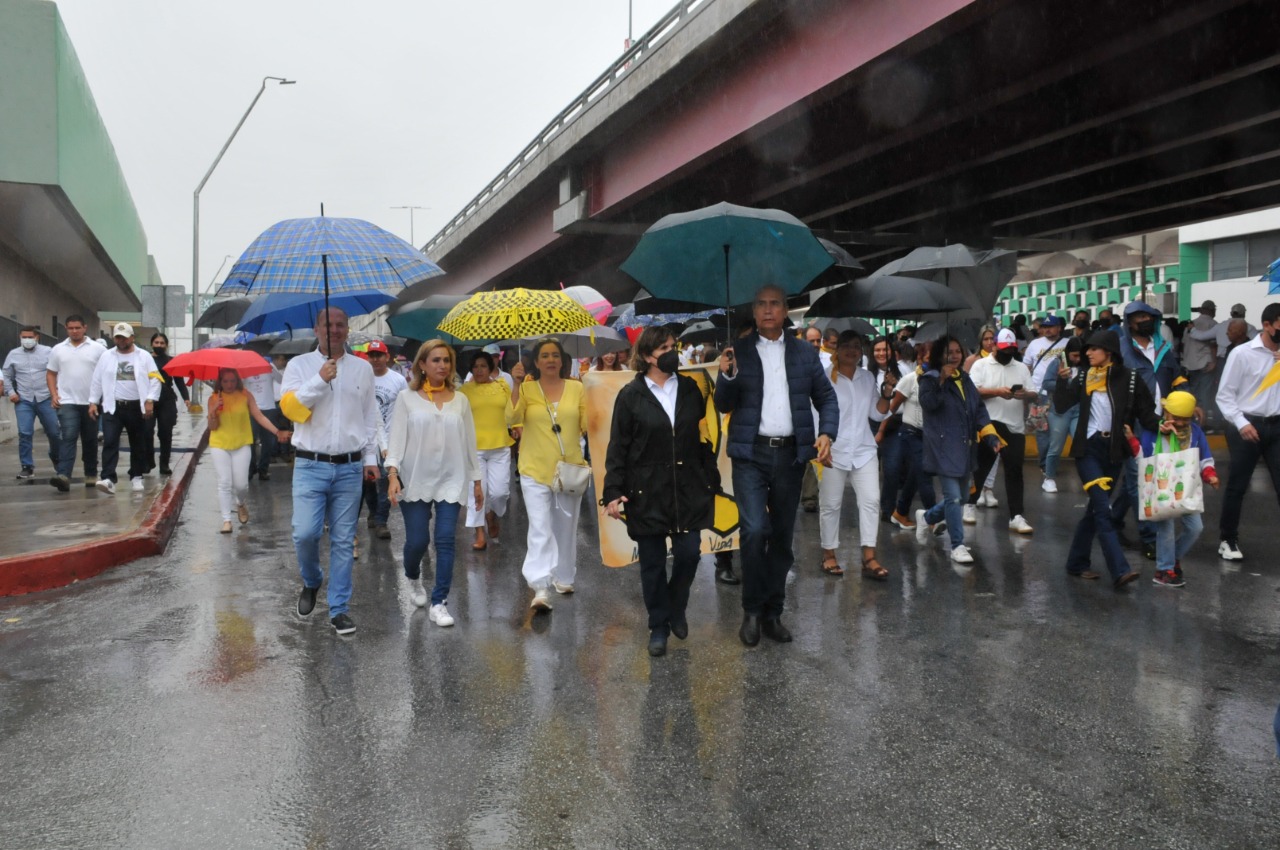Ni la lluvia detuvo la “Marcha por la vida” en Monclova