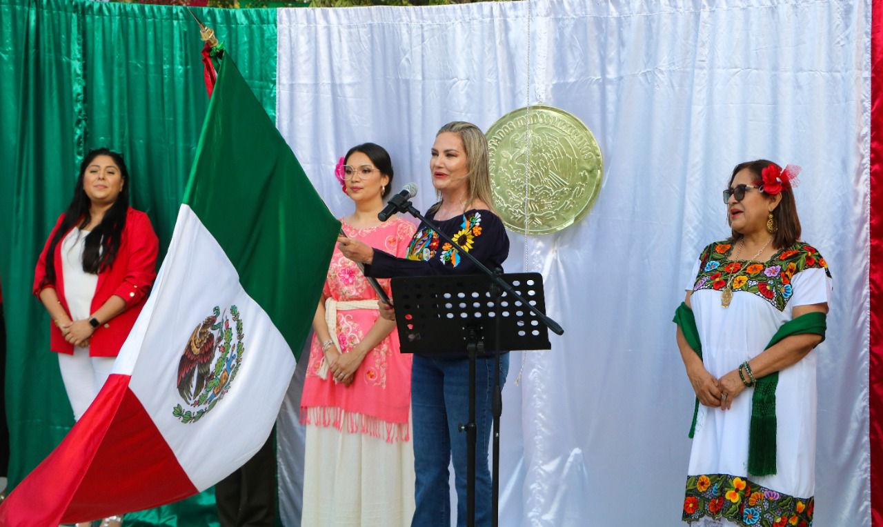 Alcaldesa Celebra el grito en el CAM34