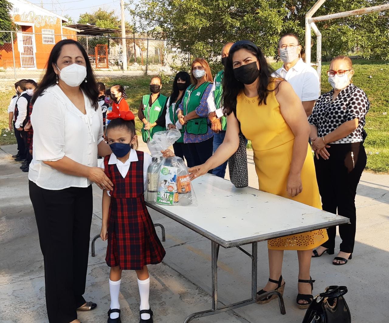 Entrega gobierno del estado paquetes sanitizantes a escuelas