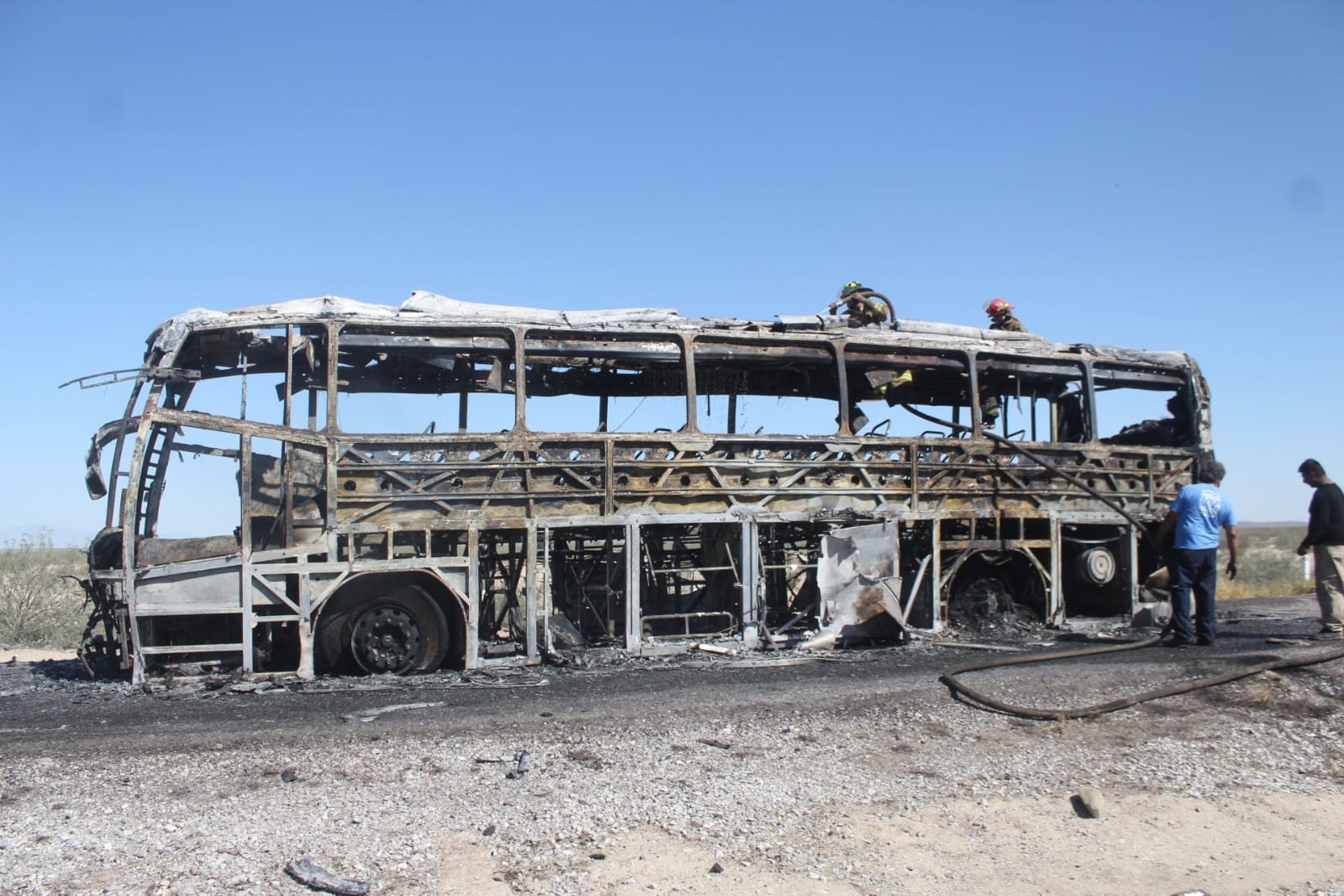 SE INCENDIA AUTOBUS EN LA SALTILLO TORREON, MAS DE 50 PASAJEROS SE SALVAN DE MORIR CALCINADOS
