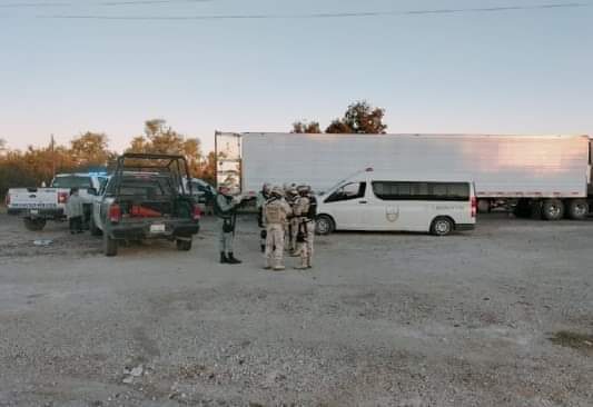 Aseguran tráiler con más de 100 migrantes en Allende