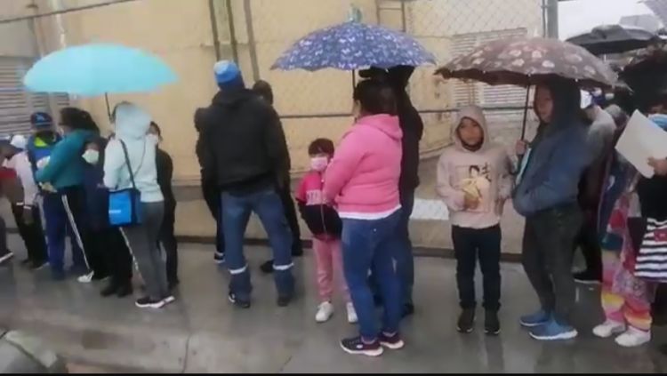 Esperan tres horas bajo la lluvia para la segunda vacuna antiCovid