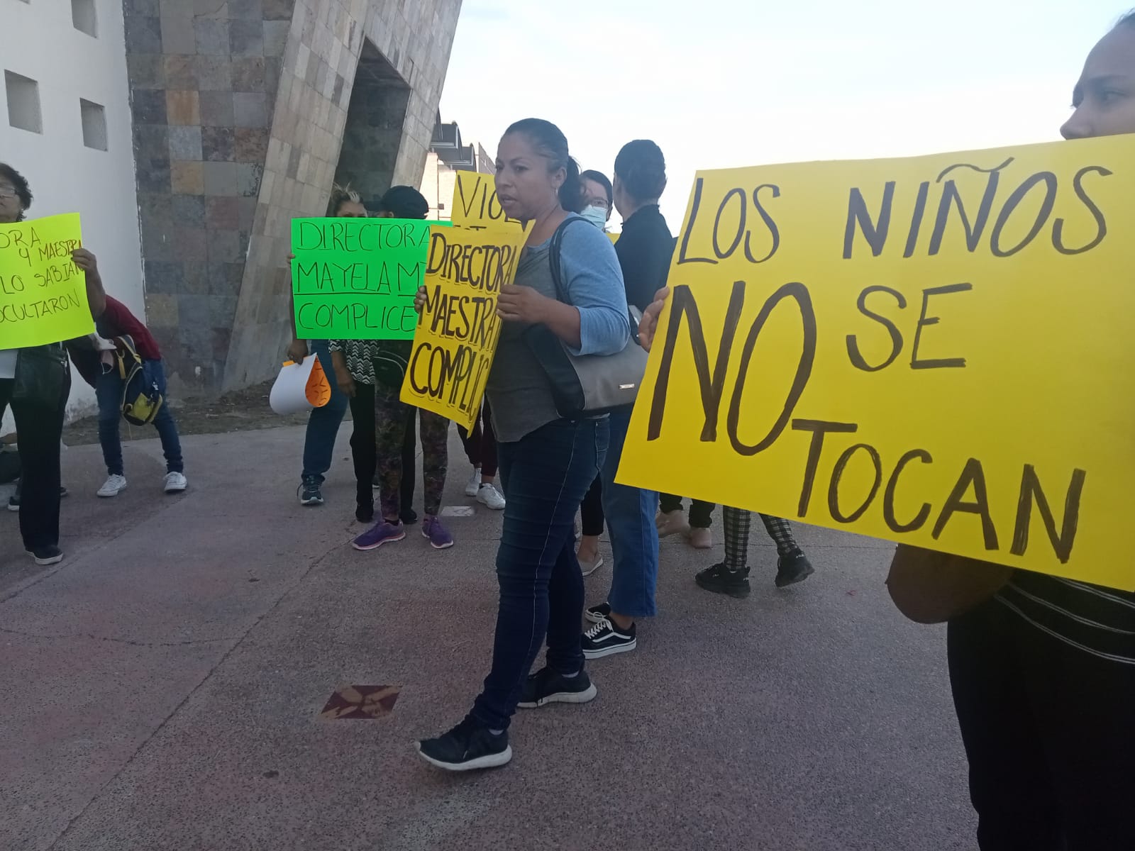 Protestan madres por presunto abuso sexual de intendente a menores