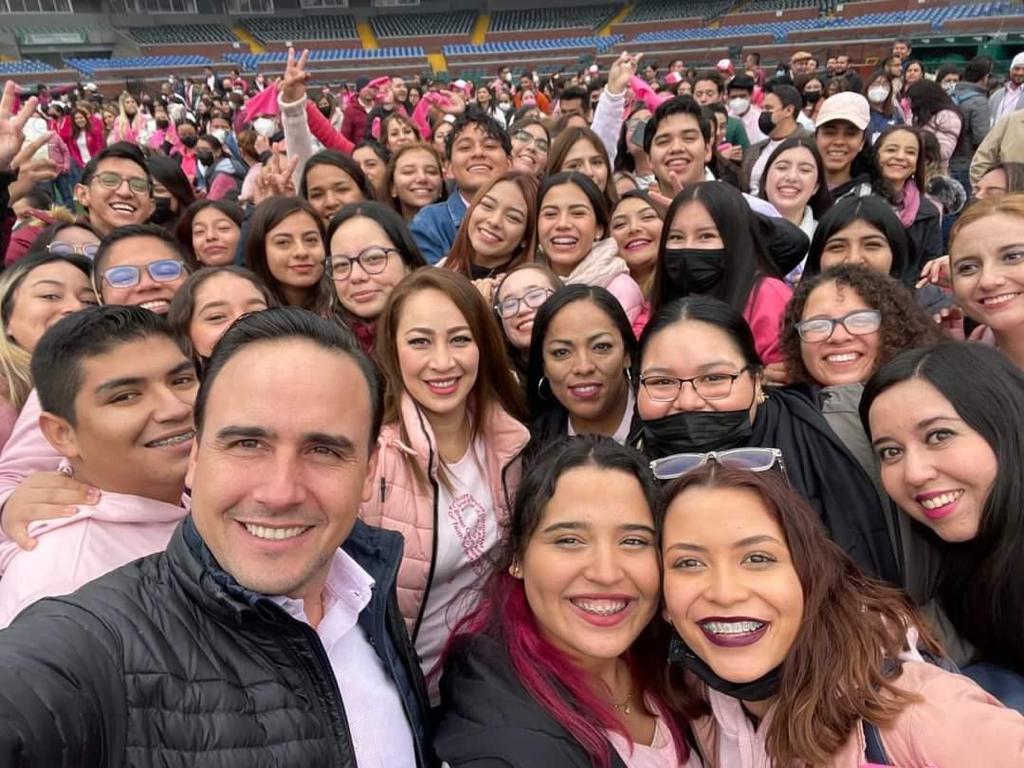 Forman lazo rosa ciudadano gigante en Coahuila