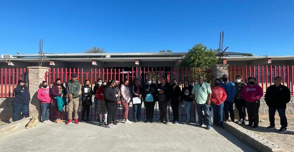 Cierran padres de familia secundaria por problemas y riesgos eléctricos