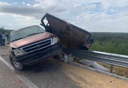 Funcionarios de Jiménez sufren accidente carretero