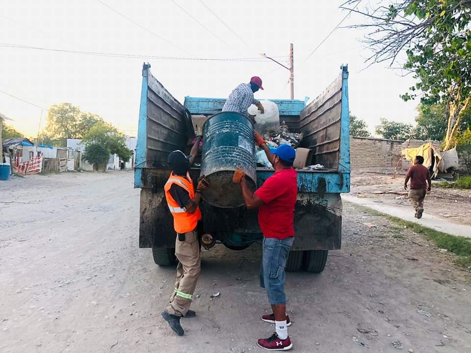 Utilizan camiones materialistas para recoger la basura en Sabinas