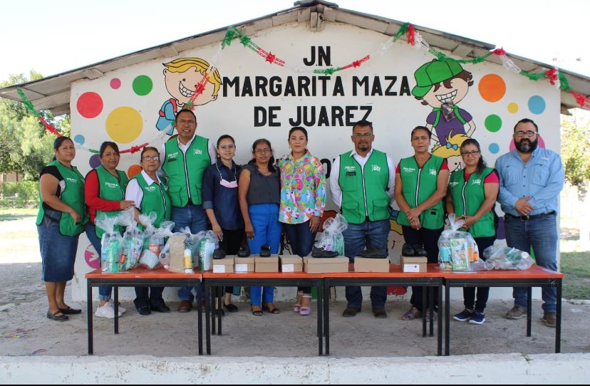 Entrega mejora Coahuila uniformes y zapatos en escuela de la zona rural de Acuña y Jiménez
