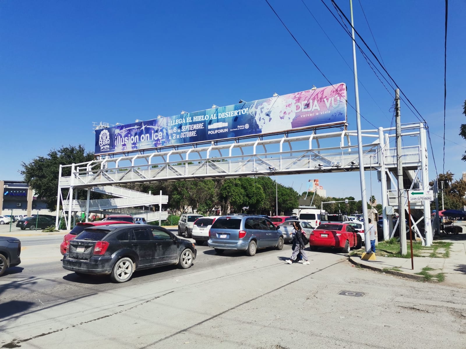 Retiran publicidad no permitida en puentes peatonales de Torreón