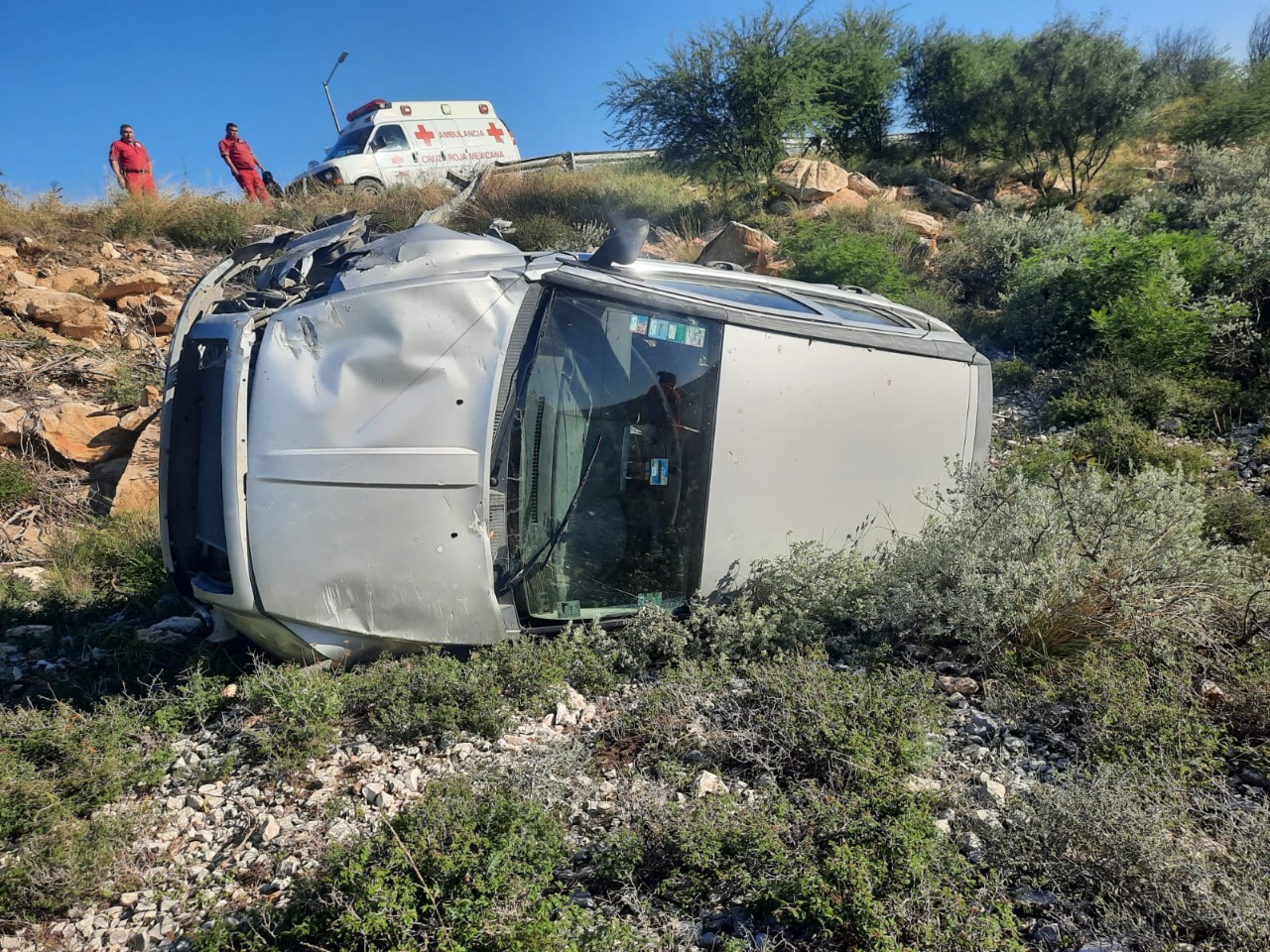 Sale ilesa mujer tras aparatoso percance carretero