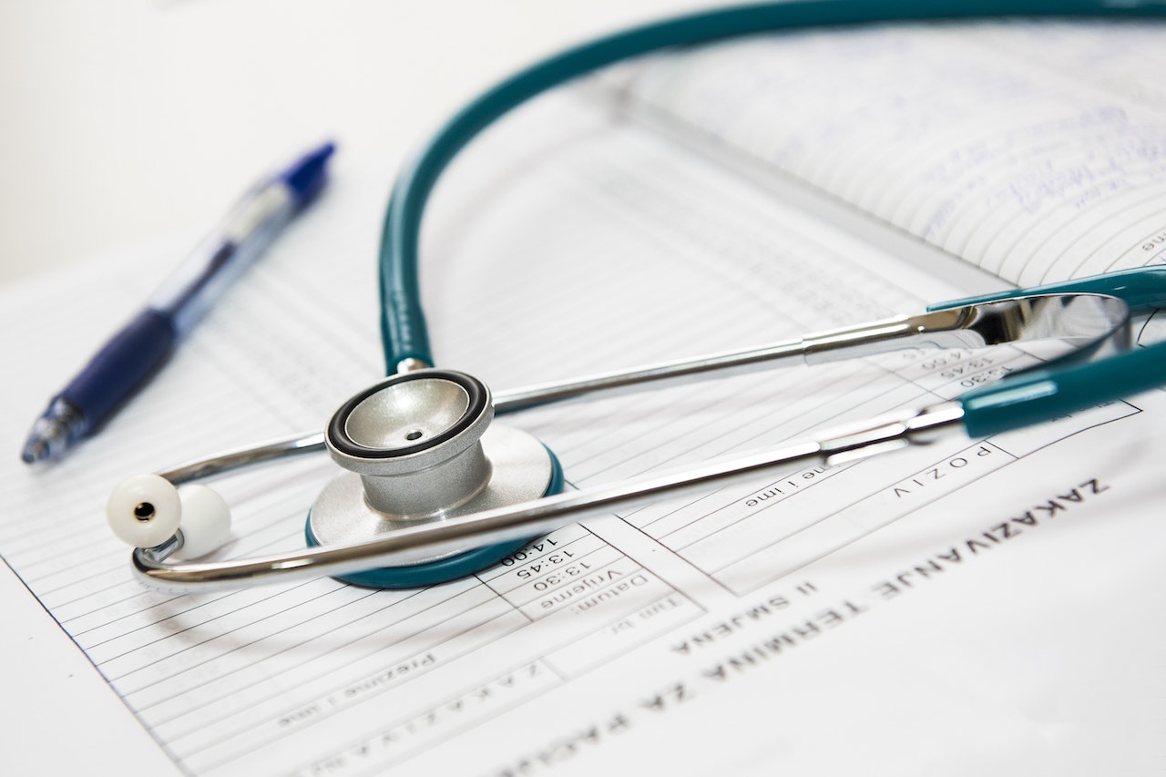 Investigarán presunta negligencia médica en caso de mujer que abortó en el baño