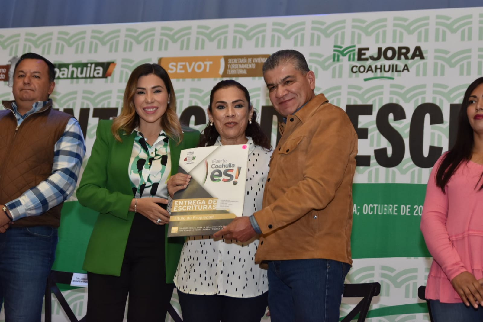 En Múzquiz logran certeza jurídica al entregar escrituras Estado y Municipio
