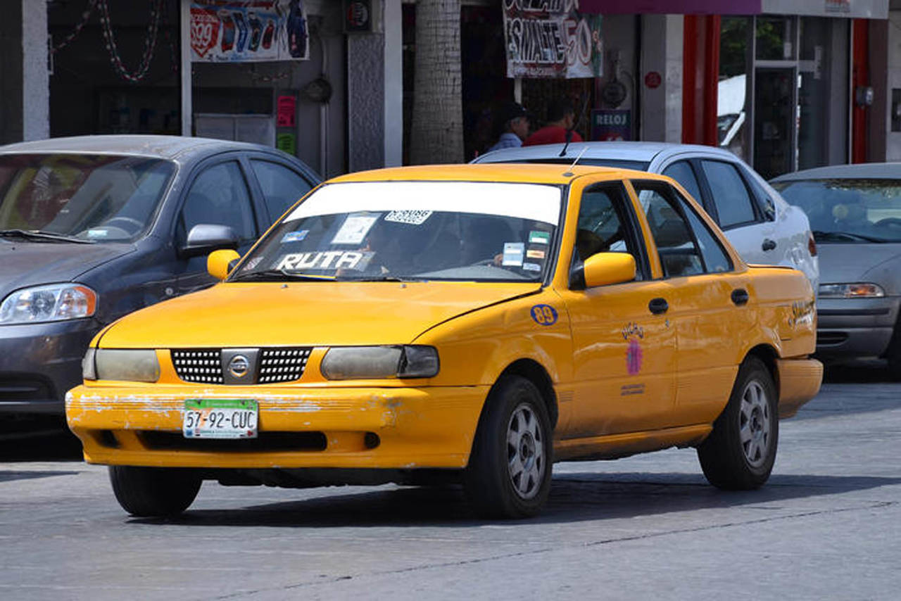Piden vigilar que taxistas concesionados y de apps cumplan requisitos para trabajar