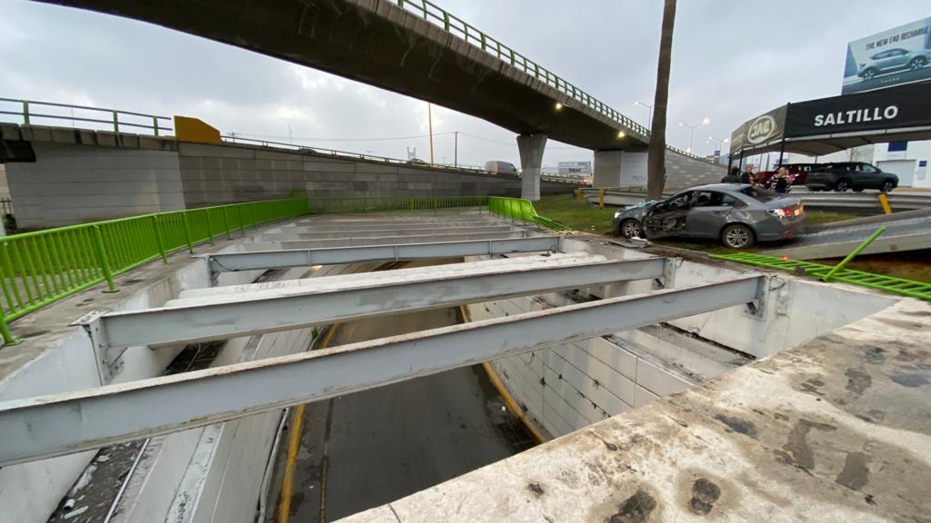 Vuelca automóvil debido al pavimento mojado