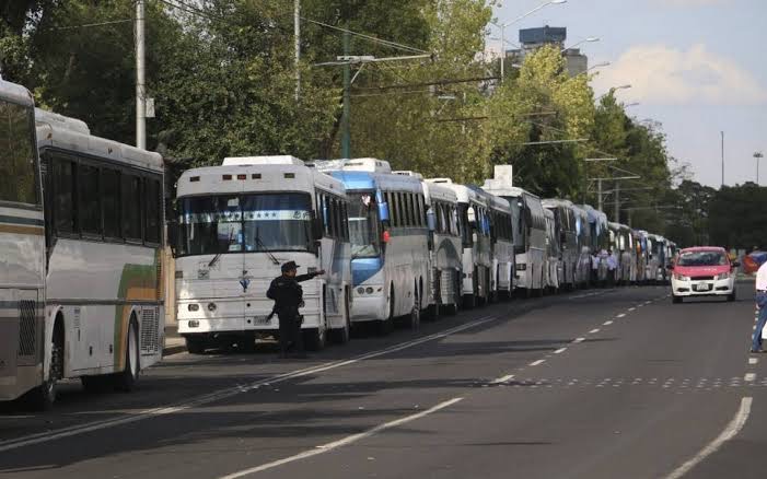Acarrea Morena con recursos públicos a marcha de AMLO