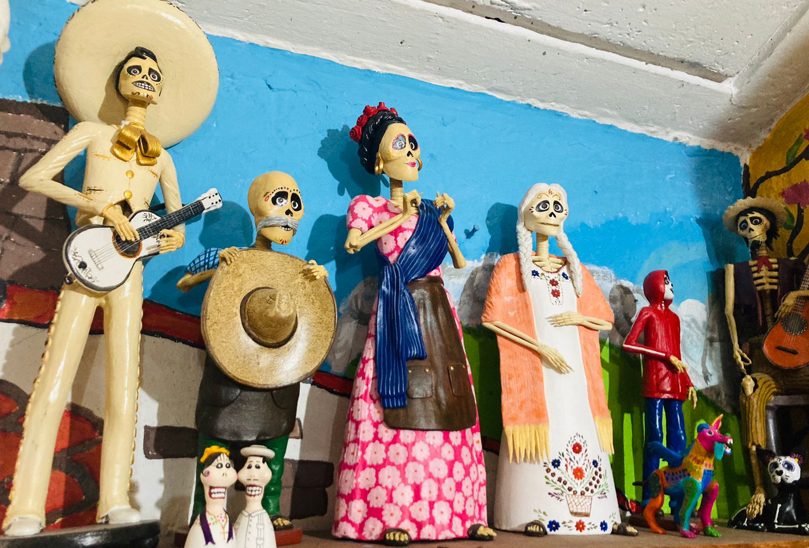 Comparte Rosalinda su colección de 106 catrinas