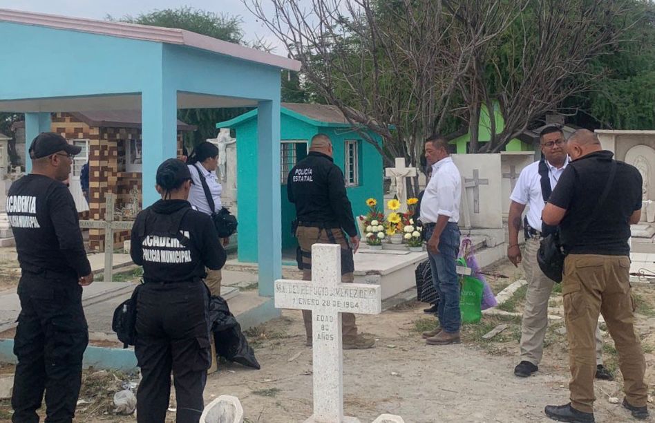 Investigan hallazgo de bolsa con restos óseos en panteón