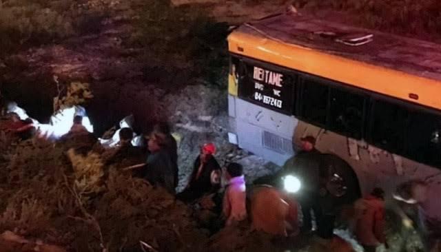 Vuelca camión con 45 saltillenses en Real de Catorce