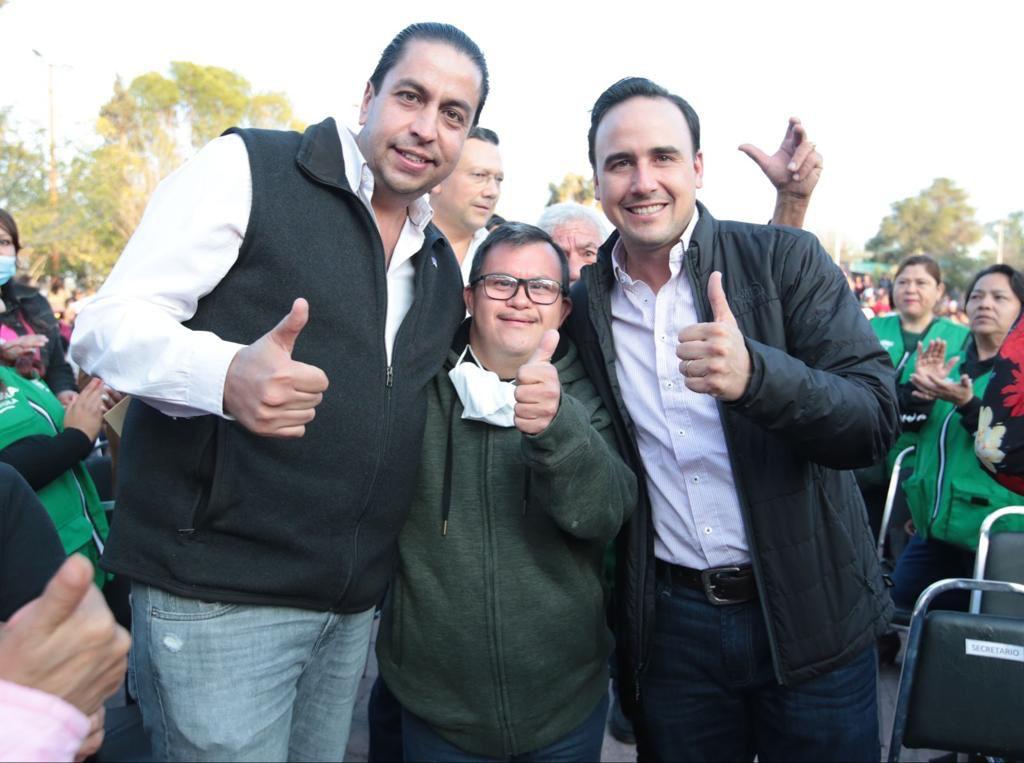 Manolo y Chema Morales entregan apoyos económicos en Ramos Arizpe