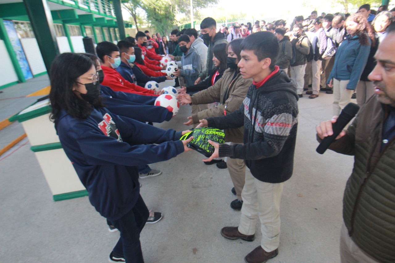 Entregan equipo deportivo a estudiantes de Conalep