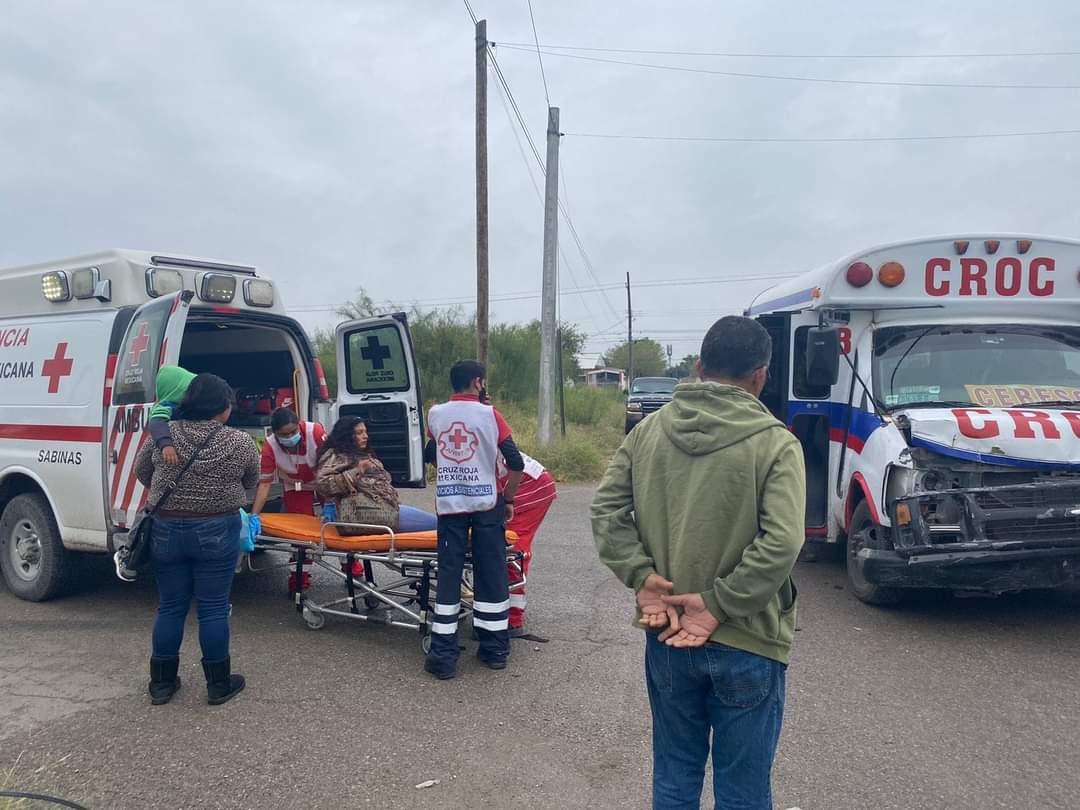 Choca combi de la CROC en Sabinas, hay varios lesionados, responsable huyó