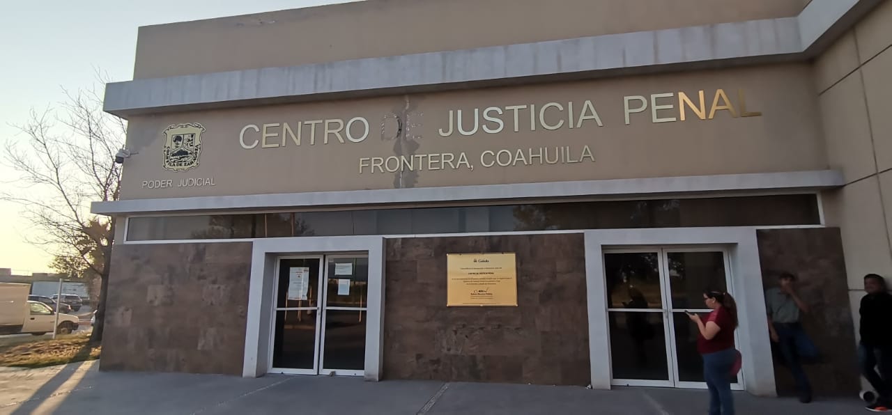 Presentan a 3 por desfalco en AHMSA