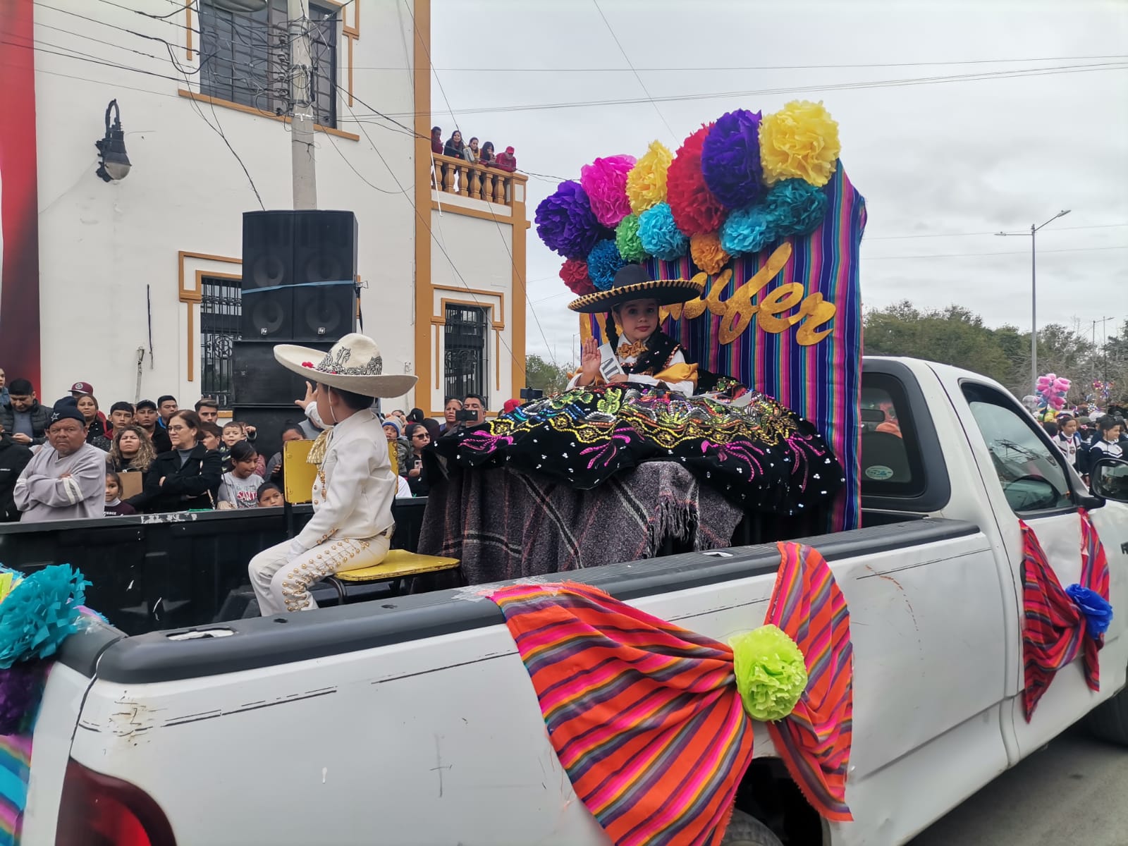 Realizan desfile revolucionario en Sabinas después de haberse suspendido por mal tiempo