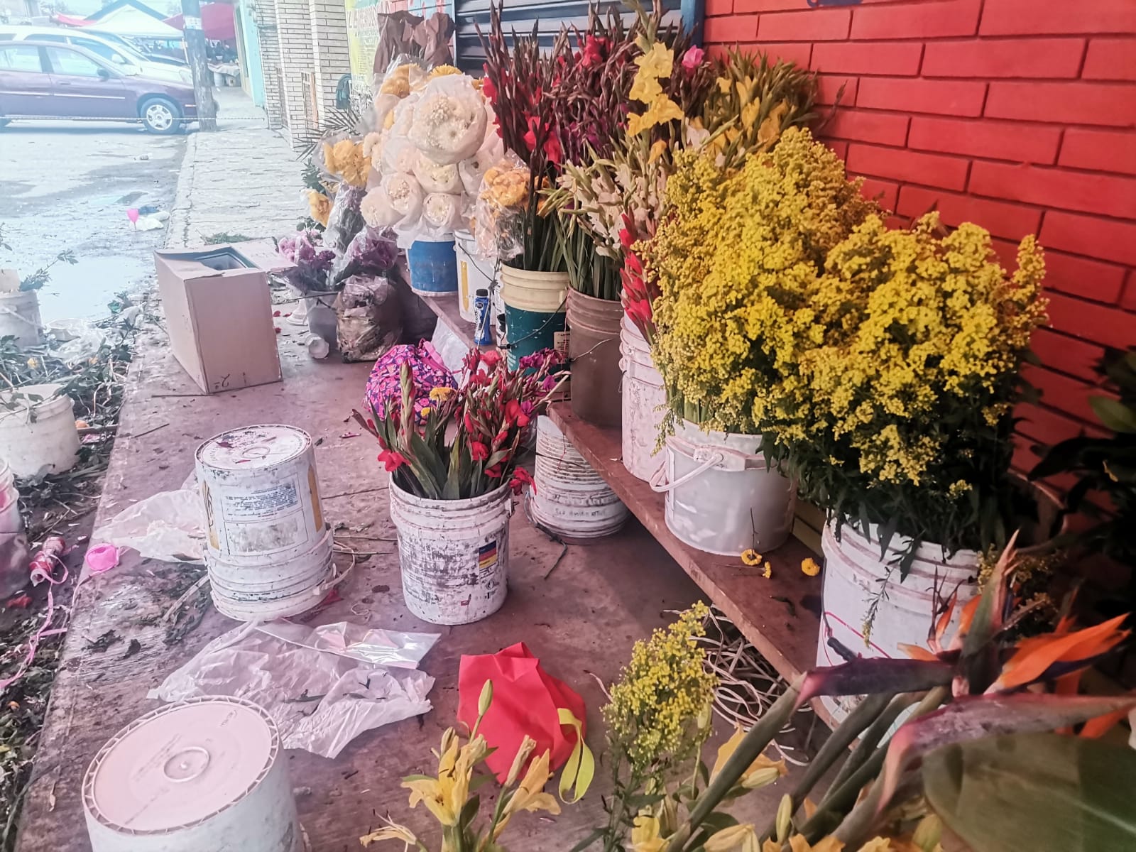 Cae venta de flores naturales, alegan poca afluencia en panteones