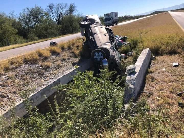 Paisano frustra su viaje tras volcadura en tramo carretero Sabinas – Monclova