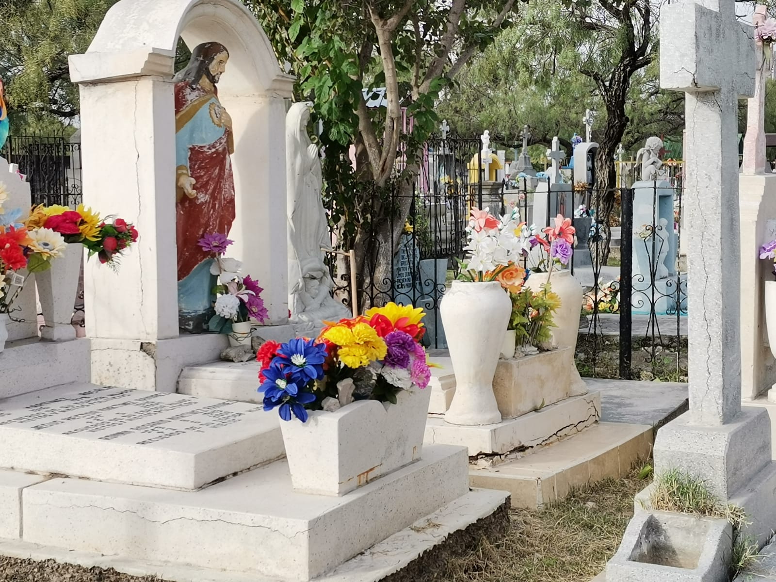 Pide alcaldesa usar flores artificiales en visita a panteones