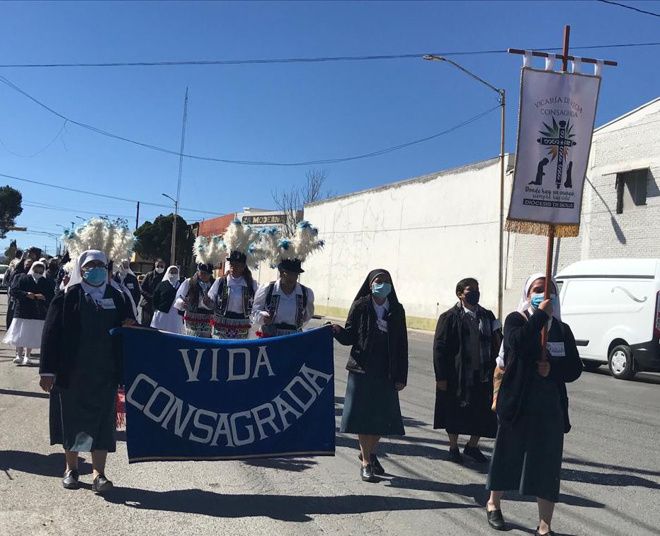 Peregrinan transportistas y religiosos al Santuario de Guadalupe